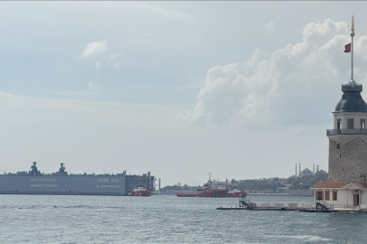 Sondaj Gemisi İstanbul Boğazı'nda çift yönlü trafiği durdurdu