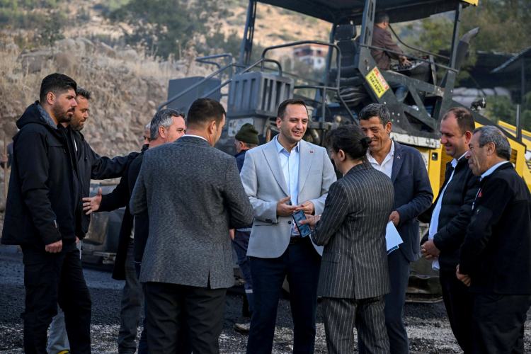 Bornova’da kırsal ve merkez mahallelerde asfalt seferberliği devam ediyor