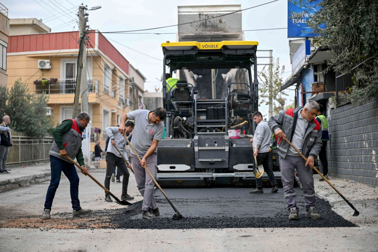 Bornova’da kırsal ve merkez mahallelerde asfalt seferberliği devam ediyor