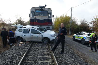 Hemzemin geçitte feci kaza: Yük treni otomobile çarptı!