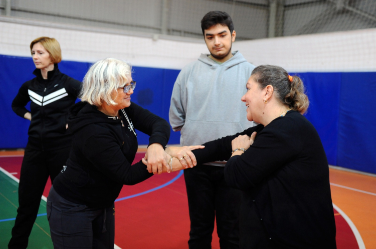 Karşıyaka Belediyesi, kadına yönelik şiddetle mücadele için aikido etkinliği düzenledi