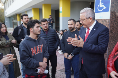 Rektör Budak, sınav hazırlığı yapan öğrencilere kütüphanede ziyaret etti