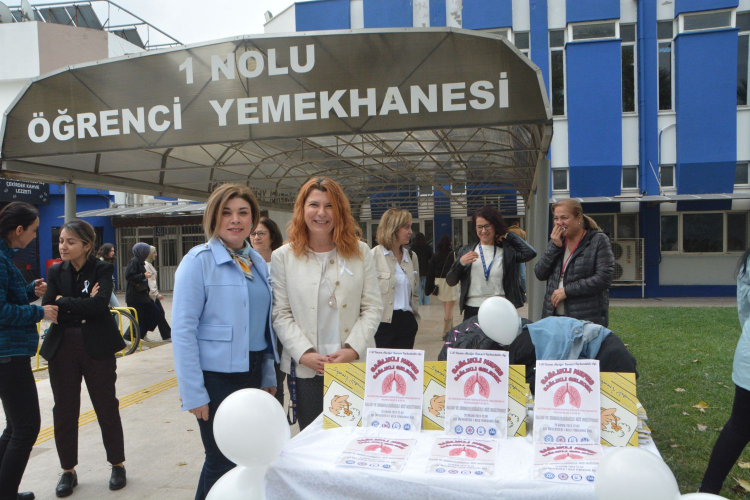 Ege Üniversitesi'nde akciğer kanseri farkındalığı için beyaz balonlar gökyüzüne bırakıldı