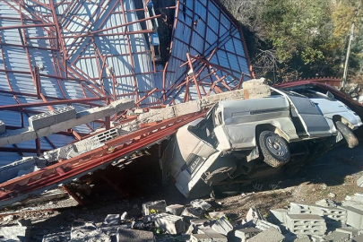 Alanya'da fırtına etkili oldu: Evler, seralar ve ağaçlar zarar gördü