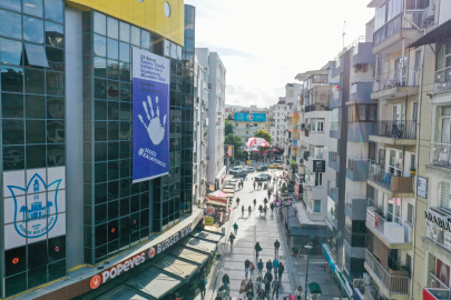 Konak'tan kadına şiddete karşı afişli destek