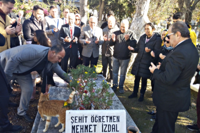 Şehit öğretmen Mehmet İzdal İzmir'de kabri başında anıldı