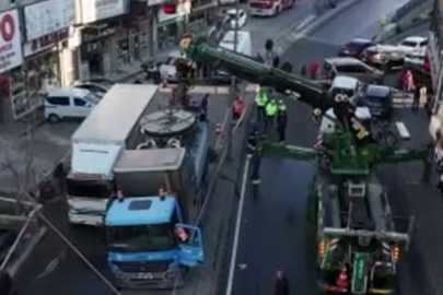  İstanbul’da yolda çökme: 2 kamyon çukura düştü