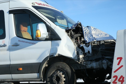 Kars'ta kaza: Öğretmenleri taşıyan minibüs otomobile çarptı