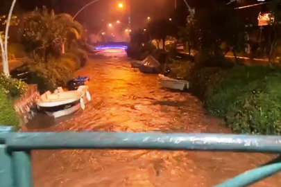 Marmaris’te sağanak yağış: Yollar göle döndü, evleri su bastı