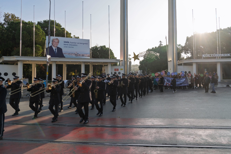 İzmir’de kadınlar seçme hakkını 90. yıldönümünde çelenkle kutladı