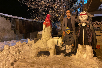 Erzurumlu muhtar, torununu sevindirmek için kardan gelin ve damat yaptı