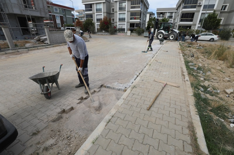 Menderes Belediyesi, Cüneytbey Mahallesi'ndeki yolları kilit parke taşıyla yeniledi