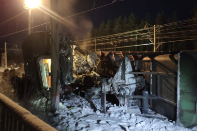 Yük treni ile yolcu treni kafa kafaya çarpıştı: Ortalık savaş alanına döndü