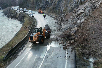 Artvin’de heyelan: Karayolu ulaşıma kapandı!