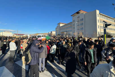 Öğrencilerden “üst geçit” protestosu