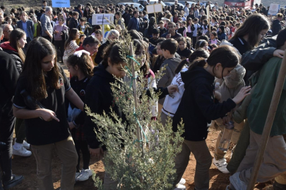 Dünya Karşıyakalılar Günü'nde öğrencilerden fidan dikimi