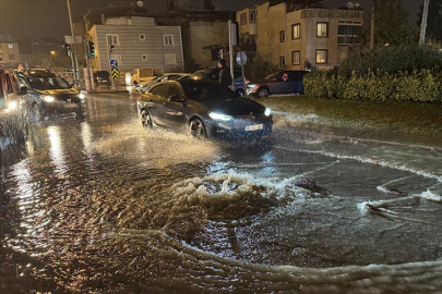 İzmir'de şiddetli sağanak: Rögarlar taştı!