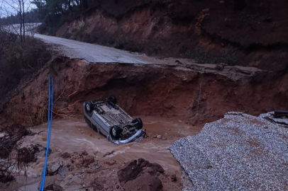 İzmir'de dağlık alanda yol çöktü, otomobil içine düştü