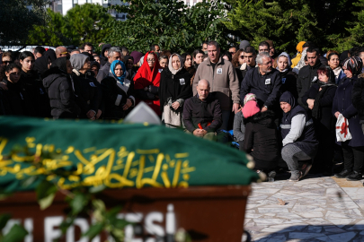 İzmir'de trafik kazasında hayatını kaybeden liseli Yağmur son yolcuğuna uğurlandı