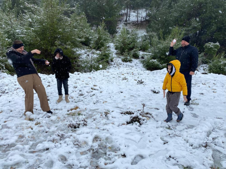 İzmir’in yüksek bölgelerinde kar yağışı etkisini gösterdi