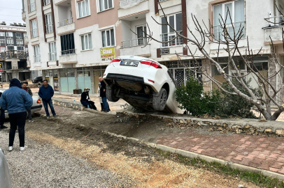 Fren yerine gaza bastı: Otomobil apartman boşluğuna düştü