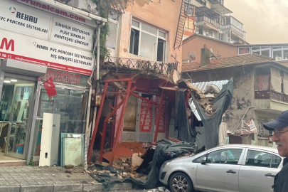 4 katlı binanın balkonu çöktü: 2 araç hasar gördü