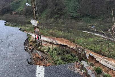 Rize'de heyelan: Mahalle yolu ulaşıma kapatıldı