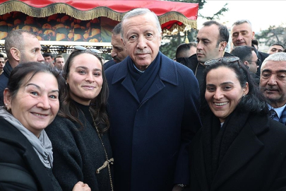 Cumhurbaşkanı Erdoğan, Sultanahmet'te vatandaşların kandilini kutladı