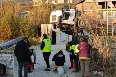 Hatay’da feci kaza: Kamyon dereye düştü