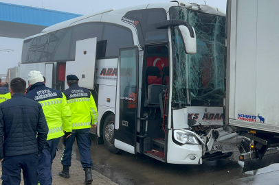 Sisli hava facia getirdi... Yolcu otobüse TIR'a çarptı: Çok sayıda yaralı var!