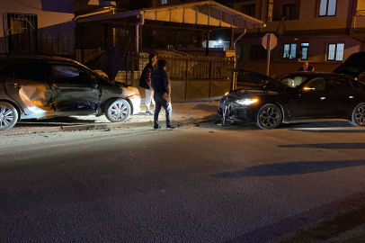 Bursa’da feci kaza: 2 otomobil çarpıştı 3 kişi yaralandı