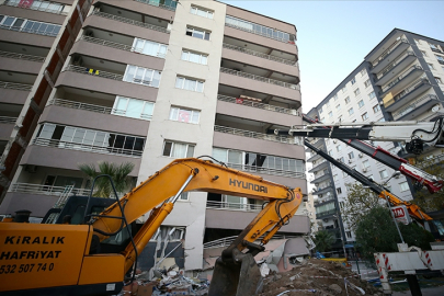 İzmir depreminde yıkılan binaya ilişkin eski belediye görevlilerinin yargılanmasına devam edildi