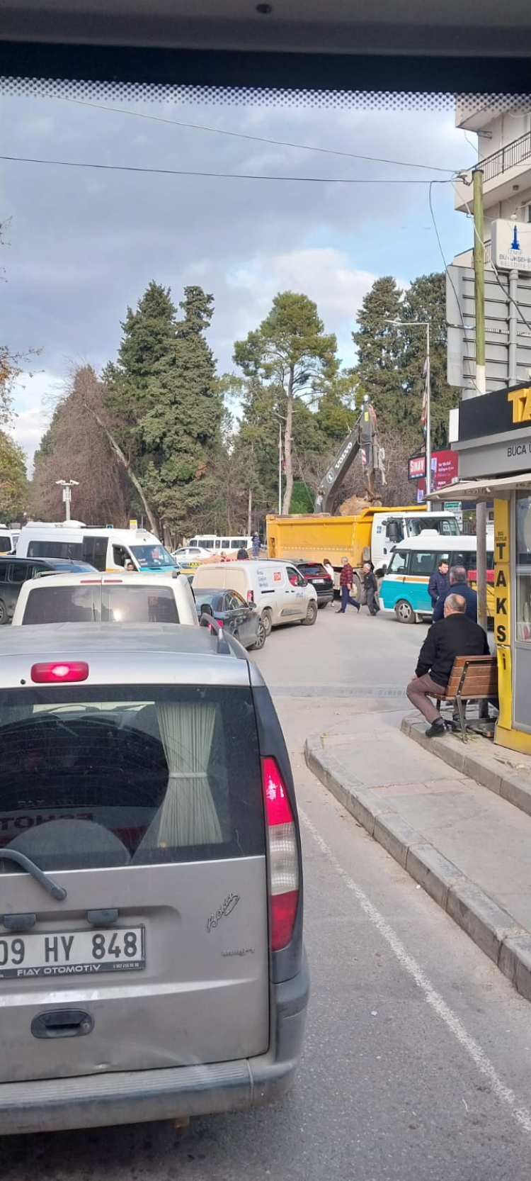 Buca'nın göbeğinde gün ortasında altyapı çalışması hayatı durdurdu