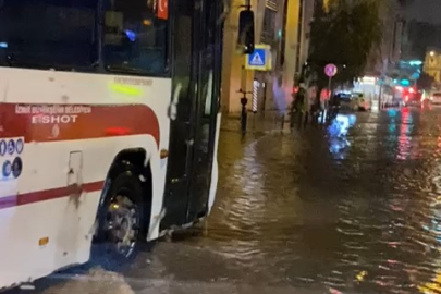 İzmir’de şiddetli yağış: Yollar göle döndü, otobüsler durağa yanaşamadı