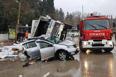 Antalya’da feci kaza: Önce halk otobüsüne çarptı ardından otomobilin üzerine devrildi