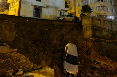 İstanbul’da toprak kayması: Otomobil inşaatın temel çukuruna düştü