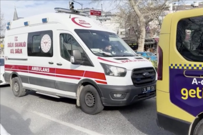 Yol verilmeyen ambulanstaki sağlık ekibi, hastaya koşarak ulaşmak zorunda kaldı